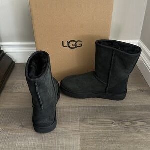 UGG Women's Black Classic Short Size 6 1016223